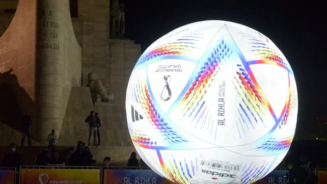 Presentaron la pelota del Mundial Qatar en el Monumento a la Bandera